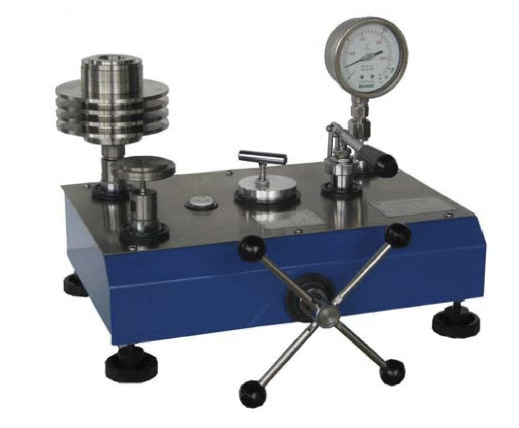 Hydraulic deadweight tester Carelabs
